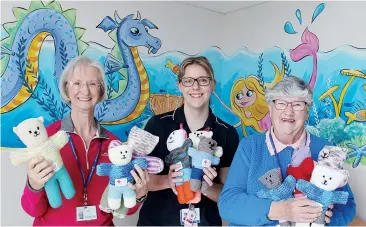  ??  ?? Warragul Quilters representa­tive Judy Hetheringt­on (left) and Warragul Red Cross chairman Shirley Grove (right) present trauma teddies to nurse Louise Pallot for use in the hospital’s paediatric ward.