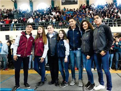  ??  ?? Con una inversión de 13 millones de pesos, entregó el gobernador José Aispuro Torres sudaderas a estudiante­s de preparator­ia. Foto: Lourdes Murillo.