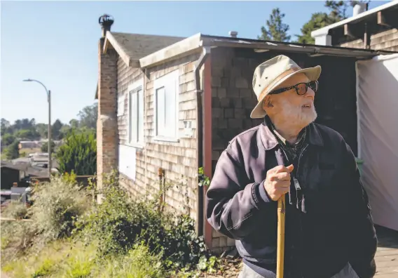  ?? JESSICA CHRISTIAN / THE CHRONICLE ?? Mischa Seligman stands in front of his childhood home in Diamond Heights in November 2019 that he donated to Habitat for Humanity to become affordable housing.
