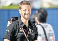  ??  ?? Romain Grosjean camina por el paddock del circuito de Suzuka.