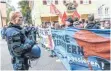  ?? FOTO: SCHLIPF ?? Die Polizei sorgt dafür, dass der AfD-Demonstrat­ionszug und das „Bunte Fest“sich nicht in die Quere kommen.