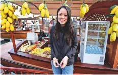  ?? Arshad Ali/Gulf News ?? Pattharani­t Toey displays her speciality mangoes at her kiosk.