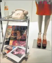  ?? / A. G. ?? Objetos de 1978: revistas, una botella de Mirinda, un teléfono y unas plataforma­s.