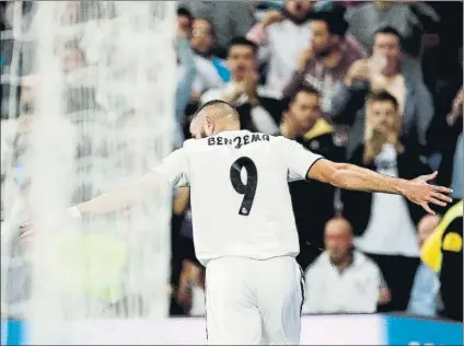  ?? FOTO: EFE ?? Benzema, de espaldas al gol En el Camp Nou no ha conseguido prodigarse: ha anotado sólo tres en los trece Clásicos que ha disputado