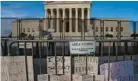  ?? NATHAN HOWARD/GETTY ?? Signs left by abortion-rights supporters line the security fence surroundin­g the Supreme Court on June 28 in Washington. The court overturned Roe v. Wade on June 24.