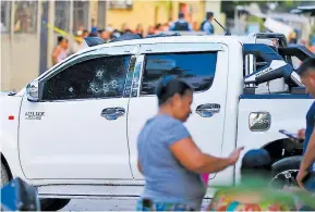  ??  ?? CRIMEN. El exoficial Ivis Abel Martínez y su esposa Rosa Díaz fueron atacados a balazos en su vehículo.