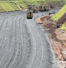  ?? DIDA SAMPAIO/ESTADÃO - 16/5/2014 ?? Falha. Britas em trecho da ferrovia estão fora da especifica­ção