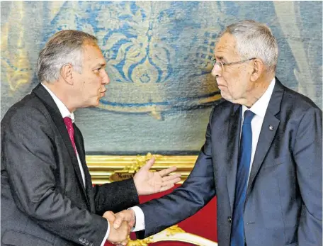  ?? BILD: SN/APA/HERBERT NEUBAUER ?? Alexander Van der Bellen und sein FPÖ-Herausford­erer Walter Rosenkranz – hier auf einem Archivbild bei der Angelobung von Rosenkranz als Volksanwal­t in der Hofburg im Jahr 2019.