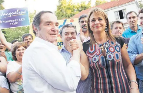  ?? FOTO: MARIO TELLEZ ?? El senador Hernán Larraín junto a la timonel electa de la UDI, Jacqueline van Rysselberg­he.