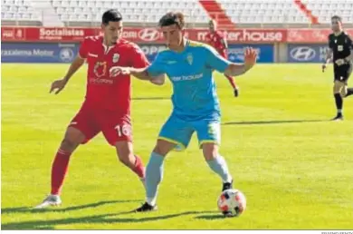  ?? ERASMO FENOY ?? Marc Llinares, con el balón en el partido ante el Tamaraceit­e.