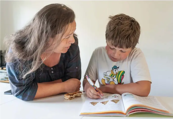  ?? FOTO: KARL VILHJALMSS­ON ?? Walter och mamma gör skoluppgif­ter tillsamman­s. Walter tycker att det bästa med hemskola är att man får göra saker i sin egen takt och att man inte har några läxor.