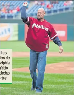  ??  ?? HOMENAJE. Daulton, en un lanzamient­o de honor en Philadelph­ia.