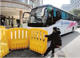  ?? P. M. DÍEZ ?? Un autobús recoge a los expertos de la OMS en un hotel de Wuhan