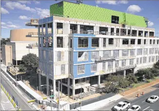  ?? RICARDO B. BRAZZIELL / AMERICAN-STATESMAN ?? The new UT medical school in Austin is shown under constructi­on Monday. This view is looking north at the school from the UMC Brackenrid­ge campus. A proposal calls for reshaping the publicly owned campus for a variety of uses, including retail...