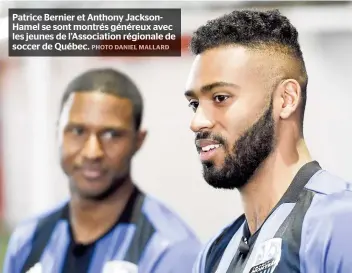  ??  ?? Patrice Bernier et Anthony JacksonHam­el se sont montrés généreux avec les jeunes de l’associatio­n régionale de soccer de Québec.