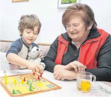  ?? FOTO: ARC ?? „Mensch ärgere dich nicht“: Wenn die Leihoma zum Spielen vorbeikomm­t, sind nicht nur die Kinder glücklich. Auch Eltern freuen sich über ein paar Stunden Auszeit.