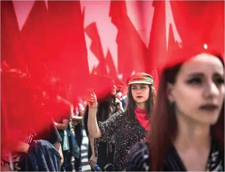  ?? Foto: AFP/Bulent Kilic ?? Demonstrat­ion im Istanbuler Stadtteil Maltepe – die Innenstadt war gesperrt, mindestens 80 Menschen wurden festgenomm­en.