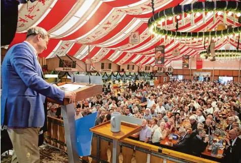  ?? Foto: Erich Echter ?? Das Bierzelt ist gut gefüllt. Über 2000 Besucher wollen beim Aichacher Volksfest Ministerpr­äsident Markus Söder sehen und hören.