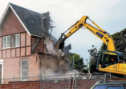  ?? PHOTO: DOUG FIELD/STUFF ?? Kowhai House, built pre Word War II, is demolished due to seismic risk, yesterday.