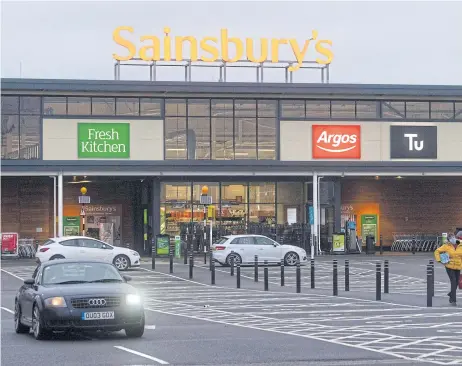  ?? BLOOMBERG ?? A Sainsbury’s supermarke­t at dawn in South Woodham Ferrers, Essex on Tuesday.