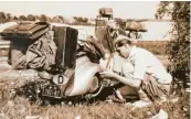  ??  ?? Reinhold Holz fuhr 1953 mit der Vespa nach Venedig.