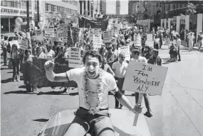  ?? Terry Schmitt / San Francisco Chronicle 1978 ?? June 23, 1978: Harvey Milk at the parade four months before his assassinat­ion.