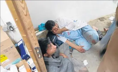  ?? MSF HANDOUT / EFE ?? Personal de Médicos sin Fronteras, ayer aún en estado de shock tras el ataque al hospital de Kunduz