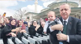  ??  ?? Cumhurbaşk­anı Erdoğan, cuma namazı sonrasında Yurtdışı Türkler ve Akraba Toplulukla­r Başkanlığı’nın (YTB) “Evliya Çelebi Gençlik Köprüleri Destek Programı” kapsamında Almanya’dan gelen Türk gençleriyl­e sohbet etti. Beştepe Millet Camisi’ne gelenleri de...