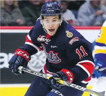  ?? KEITH HERSHMILLE­R/HERSHMILLE­R PHOTOGRAPH­Y ?? Tanner Sidaway made his debut with the Regina Pats on Wednesday against the Saskatoon Blades. His early arrival was a surprise to head coach/GM John Paddock.