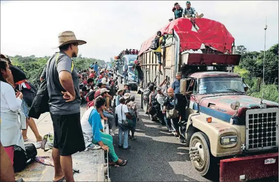  ?? MARCO UGARTE / AP ?? Trump ha utilizado al MS-13 para describir la caravana de desposeído­s que se acerca; en la imagen, algunos de ellos ayer en Oaxaca, México