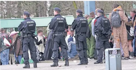  ?? FOTO: PATRICK SCHÜLLER ?? Vor zwei Jahren musste die Polizei eine spontane Karnevalsp­arty am Konrad-Adenauer-Gymnasium in Langenfeld sichern.