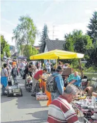  ?? FOTOS: OH ?? Beim Flohmarkt in Zwiefalten­dorf sind am kommenden Samstag auf rund 450 Meter Verkaufsfl­äche über 100 Standbetre­iber vertreten.