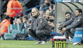  ?? FOTO: ANDREW BARLEY / LEEDS U. ?? Atento al juego
Marcelo Bielsa, fuera del banquillo, en cuclillas