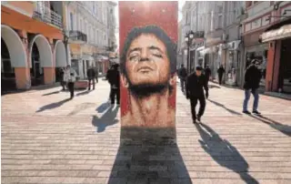  ?? AFP ?? Retrato de Lou Reed en un trozo del muro de Berlín en Plovdiv