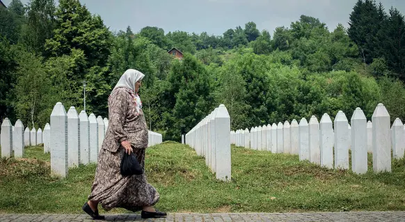  ??  ?? I ricordi Il Memoriale di Potocari, che commemora il Genocidio di Srebrenica. È stato inaugurato nel 2003 dall’ex presidente Usa Bill Clinton (LaPresse)