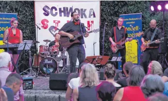  ?? FOTO: HANS-BERND SICK ?? Die fünf Musiker von Schnokasti­ch überzeugte­n das Publikum im Biberacher Stadtgarte­nrondell mit selbst geschriebe­nen Liedern, schwäbisch­en Texten und ihrer lockeren Art.