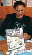  ?? JAIMAGENS/FOTÓGRAFO ?? A académica exibe a capa do livro “Serpentes em Angola”