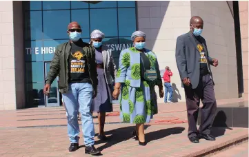  ?? ?? MAGOSI A GA MALETE: Kgosi Mosadi Seboko flanked by other Magosi, Tsimane Mokgosi and Fischer Botlhole at a previous court appearance.