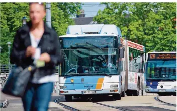  ?? FOTO: OLIVER DIETZE/DPA ?? Am 1. Januar 2021 soll die Tarifrefor­m starten. Vielfahrer zahlen dann weniger für die Tickets.