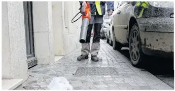  ??  ?? Petit à petit, les sacs plastique disparaiss­ent des rues.