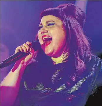  ?? FOTO: MAURIZIO GAMBARINI ?? Powerfrau Beth Ditto ist mit der Band Gossip berühmt geworden. Jetzt hat sie in Berlin ihr Soloalbum vorgestell­t. „Fake Sugar“erscheint am 16. Juni.