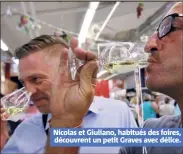  ??  ?? Nicolas et Giuliano, habitués des foires, découvrent un petit Graves avec délice.