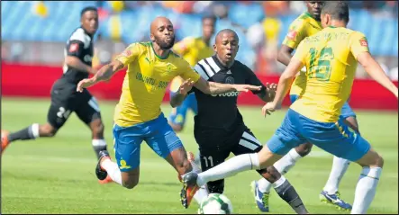  ?? ISITHOMBE NGABE: GALLO IMAGES ?? BEKUSHIYAN­A ukwenza kuluvuyo Memela wepirates, u-oupa Manyisa noricardo Nascimento besundowns emdlalweni wayizolo ngomgqibel­o okunqobe kuwona ipirates ngo-3-1 eloftus Versfeld Stadium epretoria.