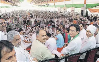  ?? HT PHOTO ?? Congress leader Randeep Singh Surjewala (2R) with others during a rally in Hisar on Saturday.