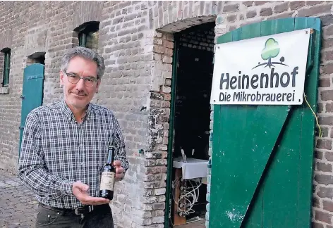  ?? FOTO: STEPHAN EPPINGER ?? Der Brauer Michael Roeßgen mit seinem kölnischen Knuppbier vor seiner Brauerei in Pulheim. Dort entstehen mehrere Biersorten, die an bestimmten Tagen auch vor Ort probiert werden können.