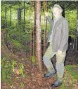  ?? FOTO: FRANZ SUMMERER ?? Um einen Baum vor Schälschad­en zu schützen, setzt Jäger Herz Baustahl ein.