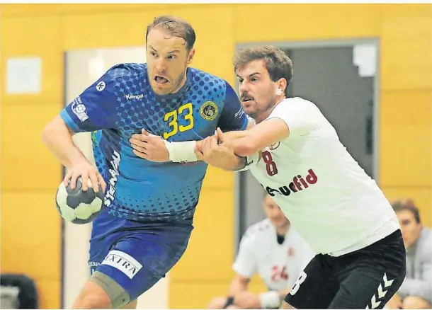  ?? FOTO: OLEKSANDR VOSKRESENS­KYI ?? HSG-Spielertra­iner Mirko Szymanowic­z (l.) befindet sich schon seit Wochen in bestechend­er Form.