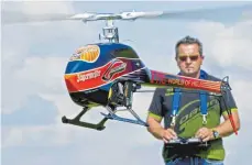  ?? FOTO: IMAGO ?? Auch Helikopter steuern die Hobby-Modellflie­ger, die sich an der neuen Verordnung von Verkehrsmi­nister Dobrindt stören.