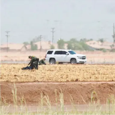  ??  ?? Agentes de la Patrulla Fronteriza durante la detención de un migrante