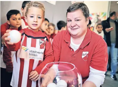  ?? RP-FOTO: STEPHAN KÖHLEN ?? Der fünfjährig­e Philipp von den Bambini des SV Hilden-Ost übte schon einmal das Ziehen, unterstütz­t von seiner Trainerin Karolin Czech-Friederich.